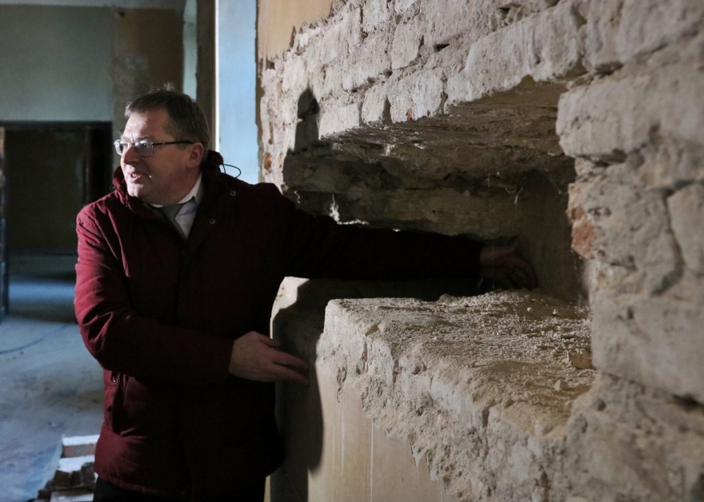 Туалета в королевских покоях не будет: польских специалистов ознакомили с ходом реконструкции Старого замка