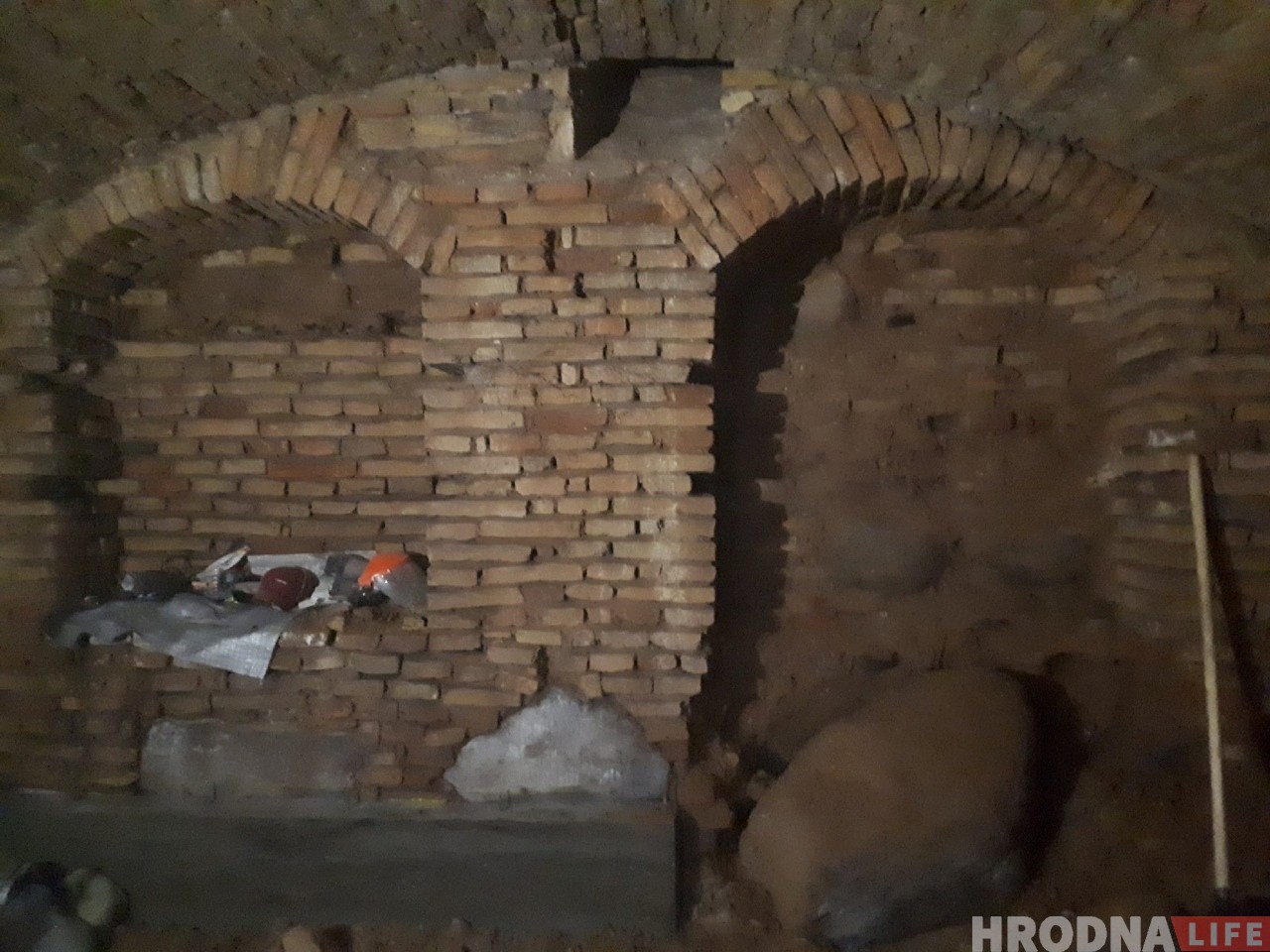 «Новы ўваход - сучаснае рашэнне». Хто дазволіў капаць і прабіваць сцяну ў старадаўнім сутарэнні на Савецкай?