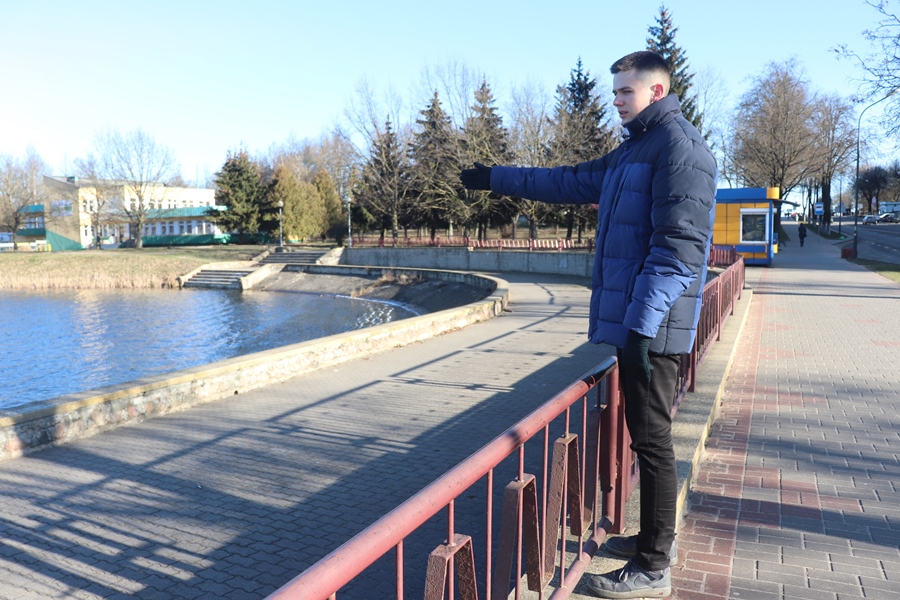 «Кінуў пакет з красоўкамі і скокнуў у ваду». Курсант-памежнік у Лідзе выратаваў школьніка, які ледзь не патануў