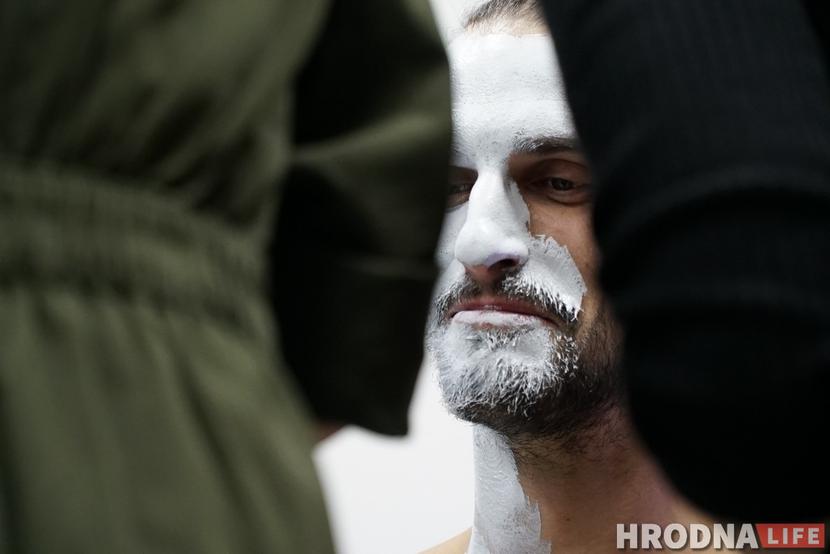 “В темноте они будут светиться”. Смотрите, как художницы рисуют на людях