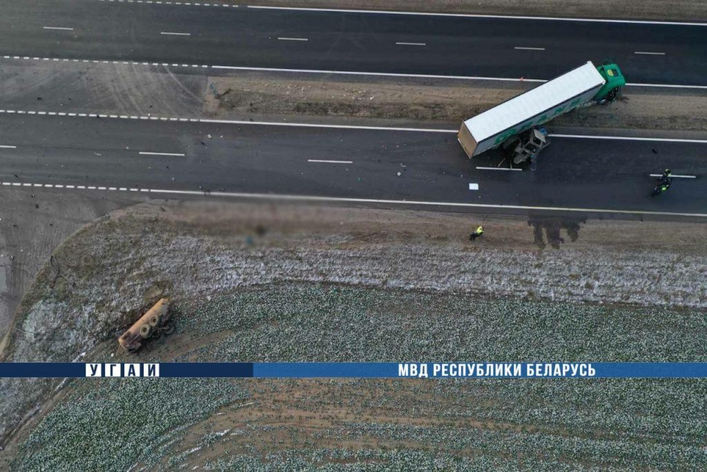 Фура і трактар ​​сутыкнуліся на М6: кіроўца грузавіка памёр