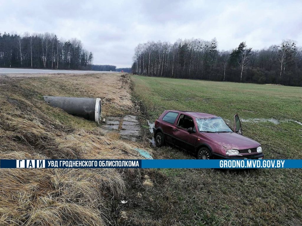 Под Щучином две машины съехали в кювет. Их просто сдуло ветром
