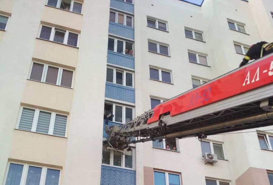 25-летний гродненец чуть не выбросился из балкона на пятом этаже Фота: grodno.mchs.gov.by