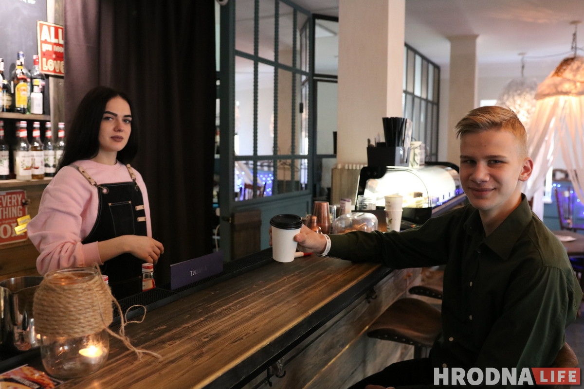 На донышке: гродненец рисует достопримечательности города на стаканчиках из-под кофе