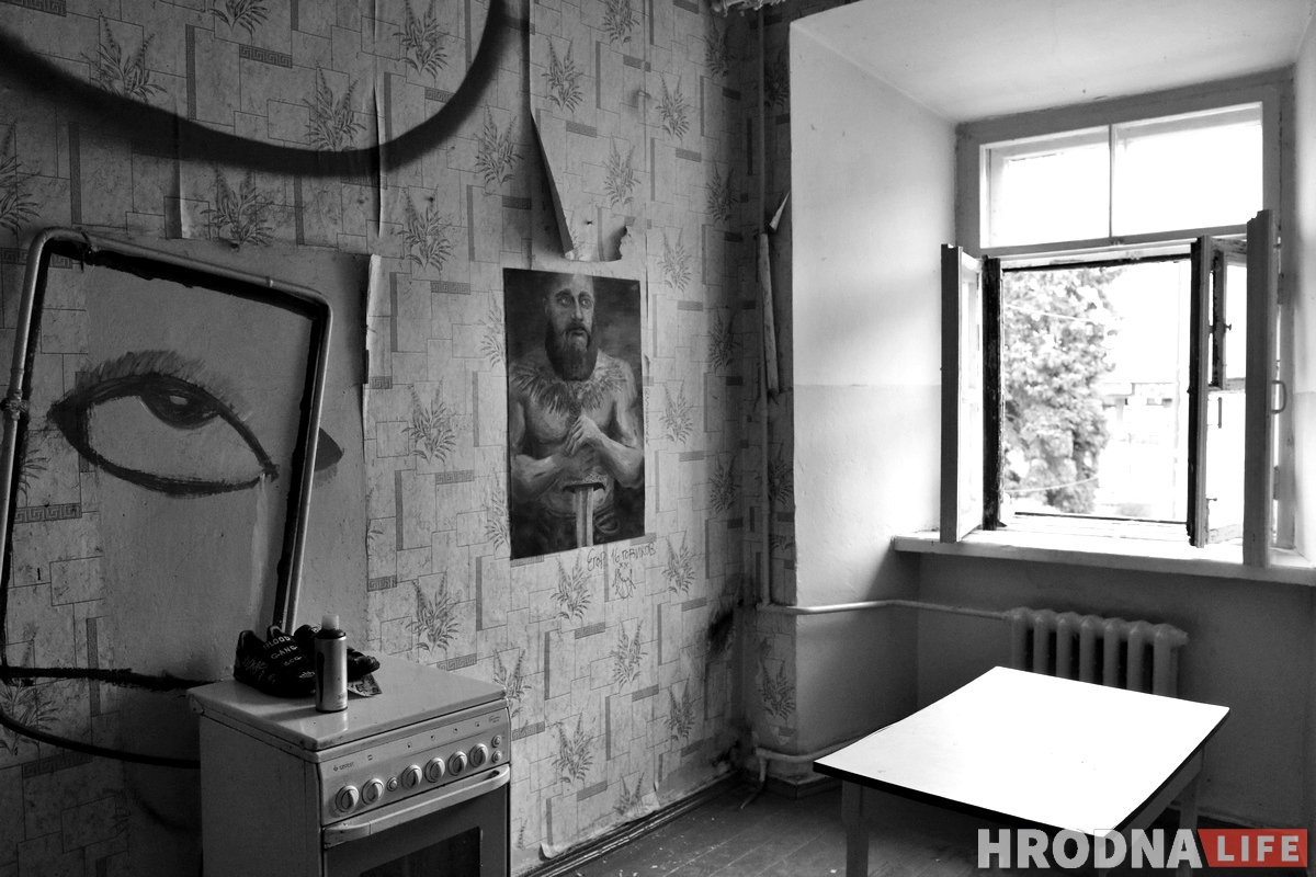 Галерея одного дня: молодые художники выставились в пустой квартире в центре Гродно