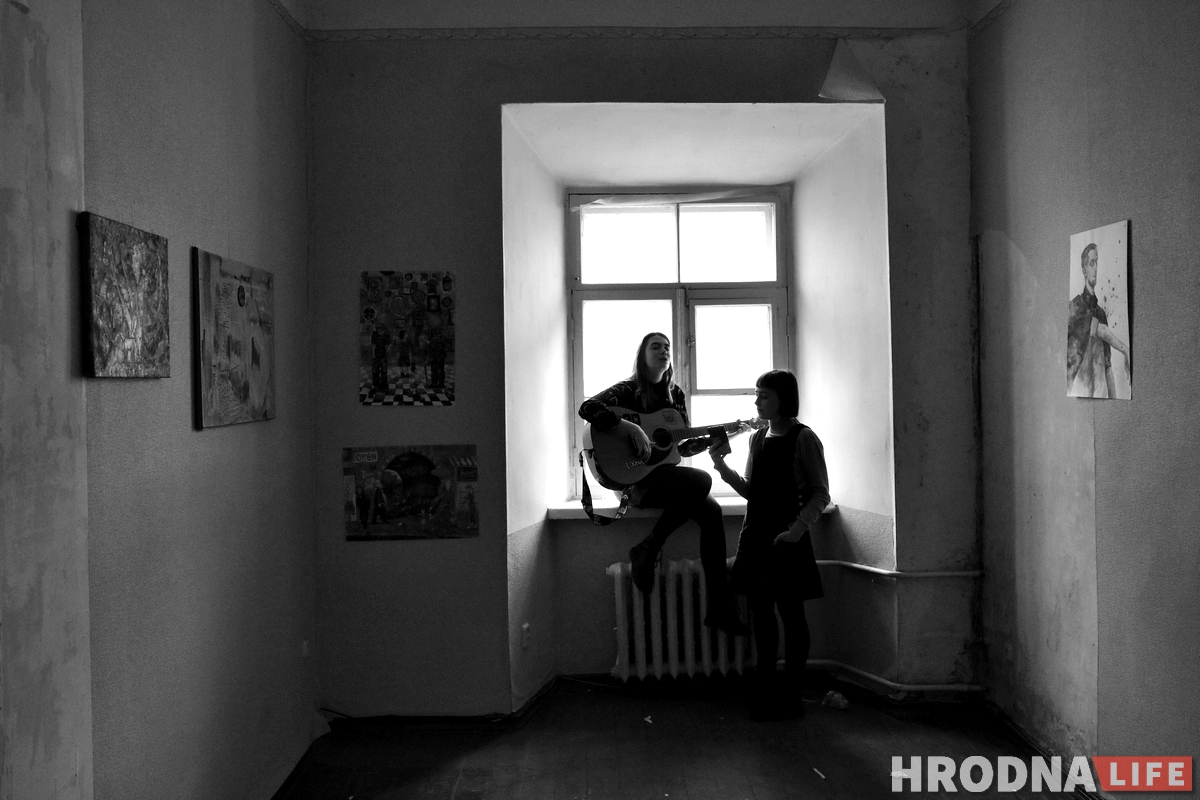Галерея одного дня: молодые художники выставились в пустой квартире в центре Гродно