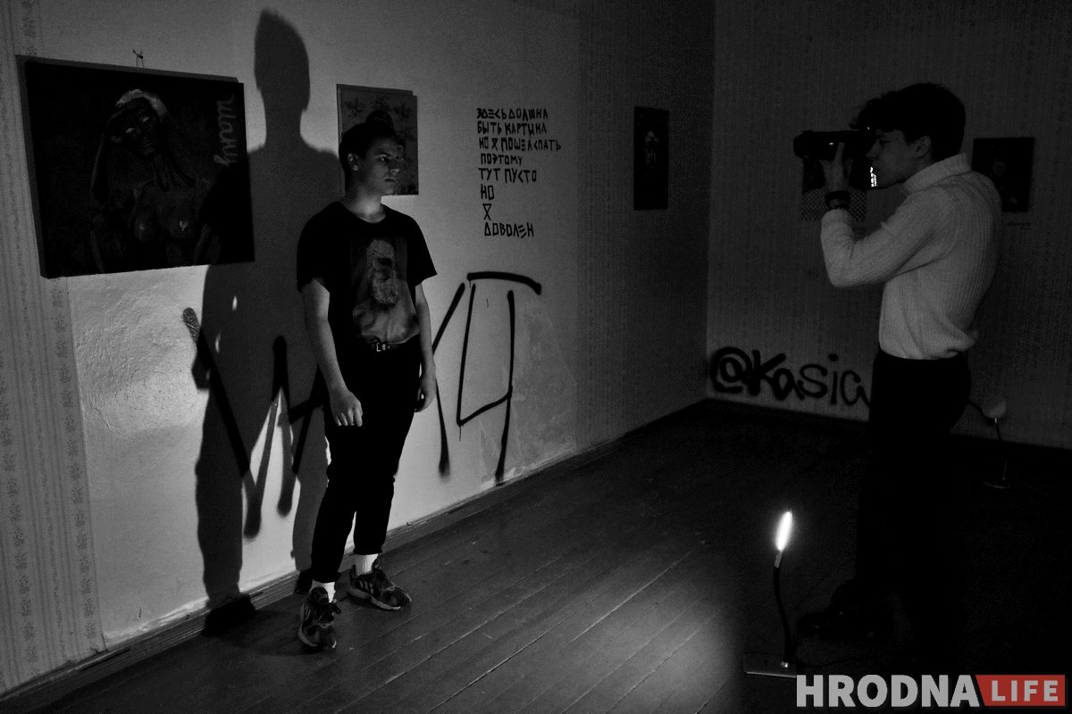 Галерея одного дня: молодые художники выставились в пустой квартире в центре Гродно