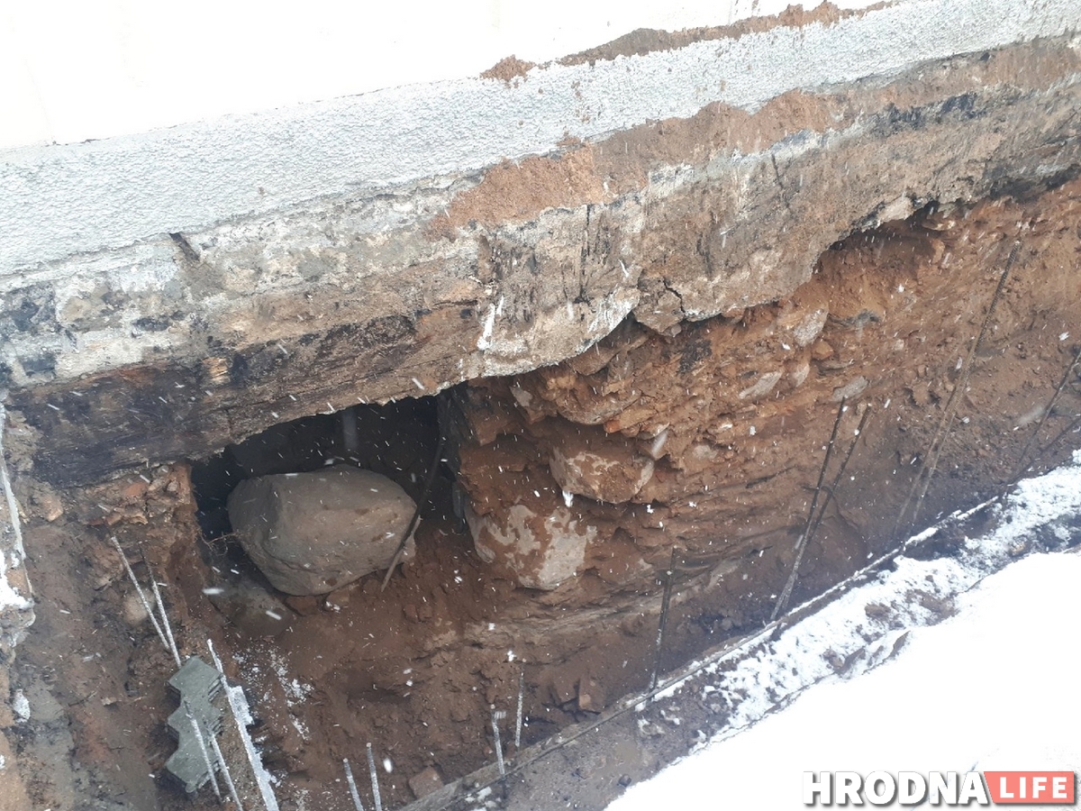 «Новы ўваход - сучаснае рашэнне». Хто дазволіў капаць і прабіваць сцяну ў старадаўнім сутарэнні на Савецкай?