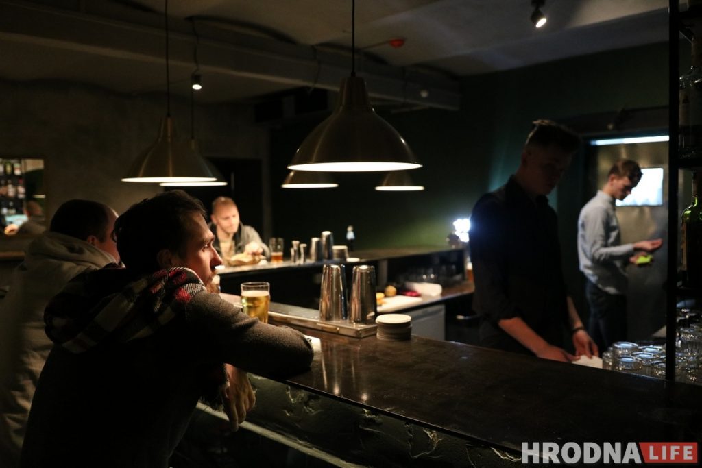 В подвале на Мостовой открылся бар “Третье место” с галереей нового формата 