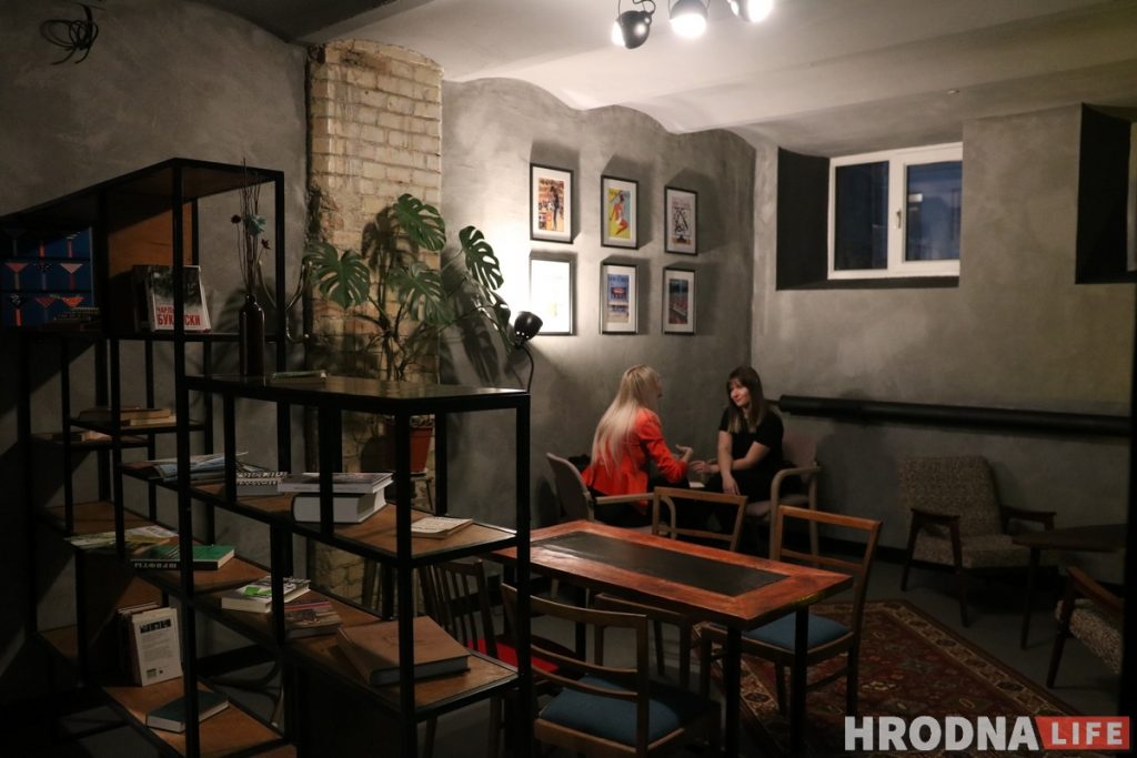 В подвале на Мостовой открылся бар “Третье место” с галереей нового формата 