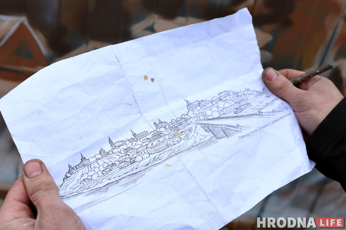 На заборе возле синагоги рисуют панораму старого Гродно