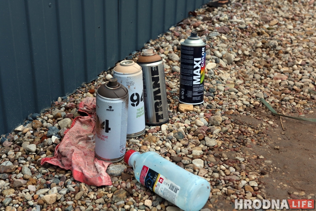 На заборе возле синагоги рисуют панораму старого Гродно