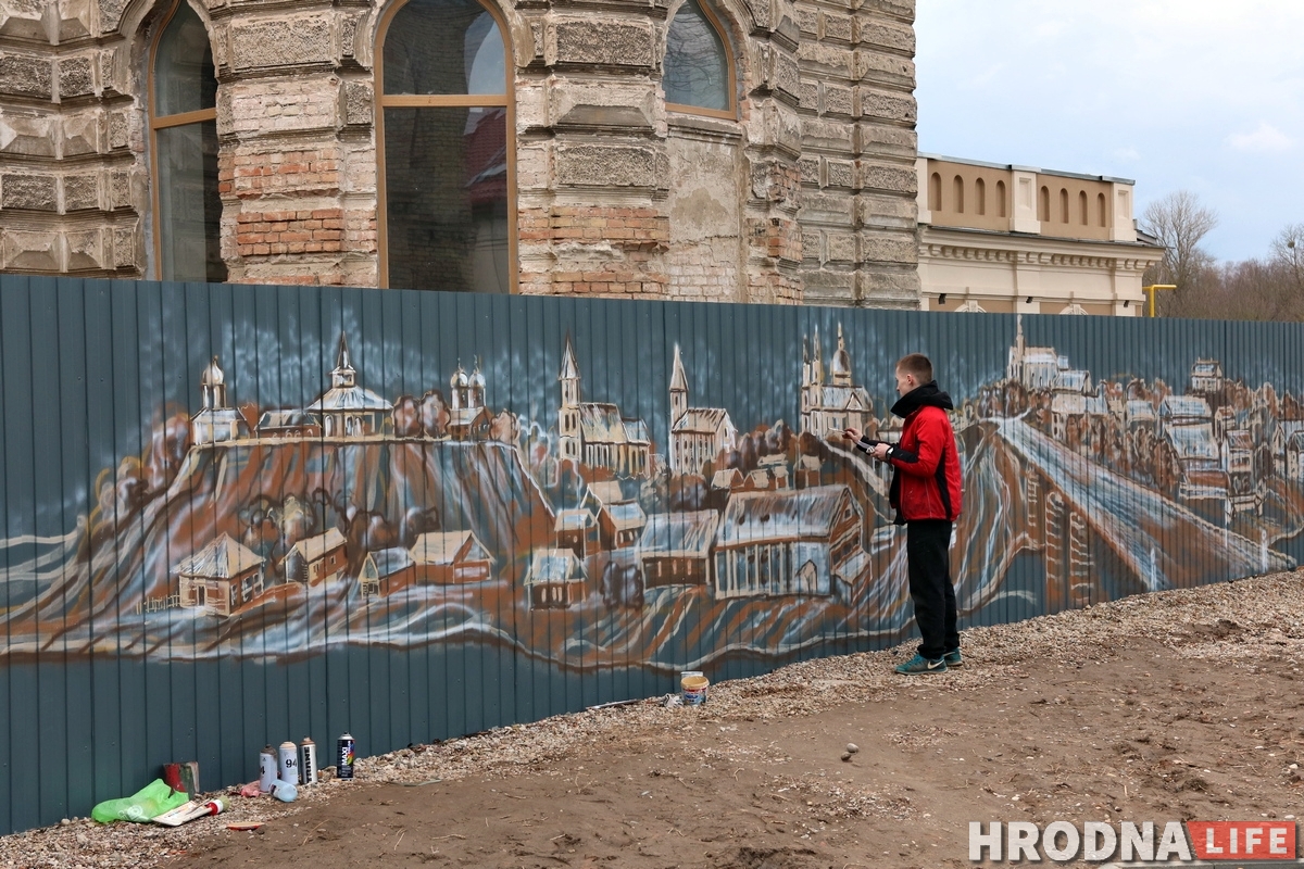 На заборе возле синагоги рисуют панораму старого Гродно