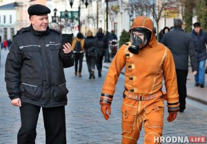 Фотофакт: По Гродно гулял мужчина в защитном костюме 