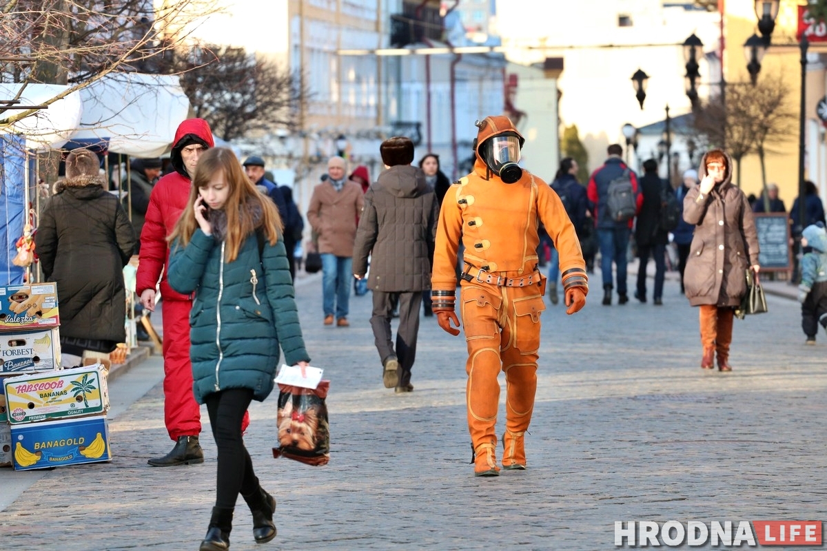 Фотафакт: Па Гродне шпацыраваў мужчына ў ахоўным касцюме