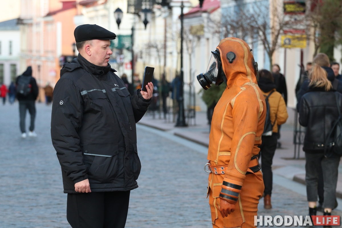 Фотафакт: Па Гродне шпацыраваў мужчына ў ахоўным касцюме