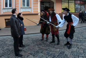 Гродненец на Советской подрался на шпагах и позвал девушку замуж (ВИДЕО) Гродненец на Советской подрался на шпагах и позвал девушку замуж (ВИДЕО)