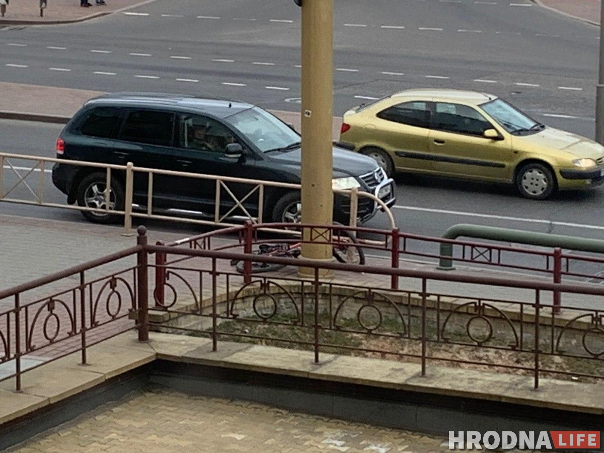 Возле Старого моста серьезно пострадал велосипедист. Он ударился об столб и упал