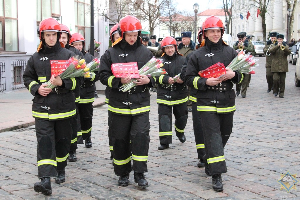 Гродненские спасатели ходили по Советской и дарили тюльпаны женщинам
