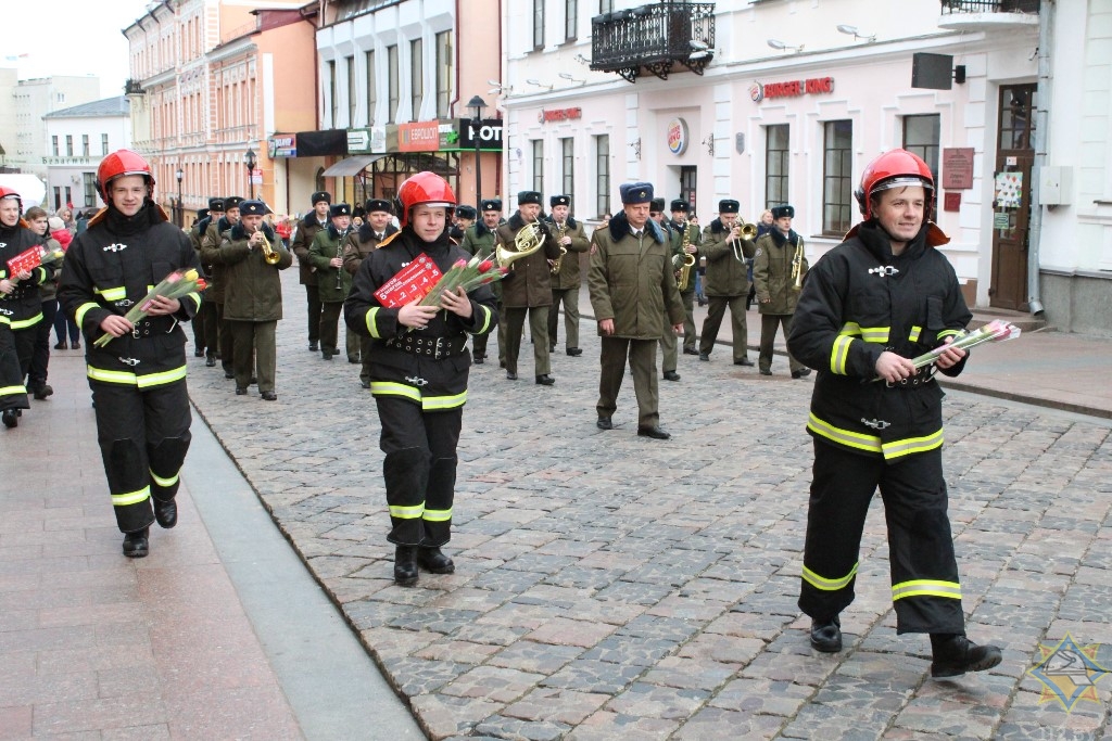 Гродненские спасатели ходили по Советской и дарили тюльпаны женщинам