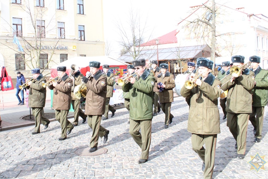 Гродненские спасатели ходили по Советской и дарили тюльпаны женщинам