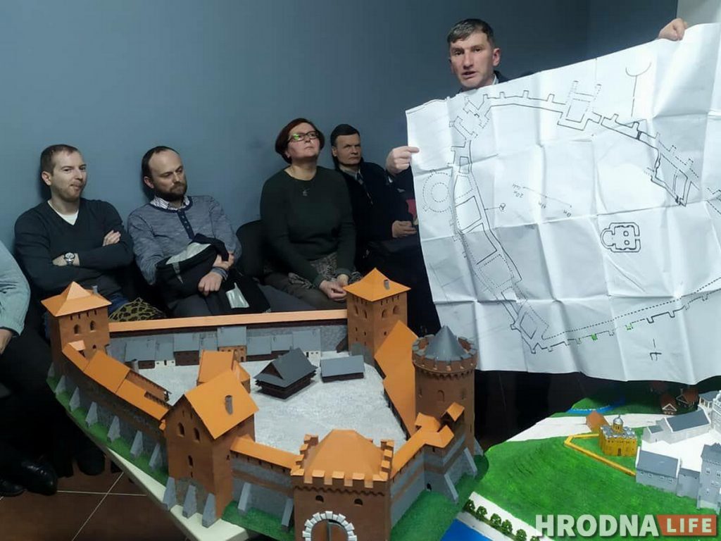 Каким был замок Витовта? Игорь Лапехо начал цикл лекций о гродненском Старом замке