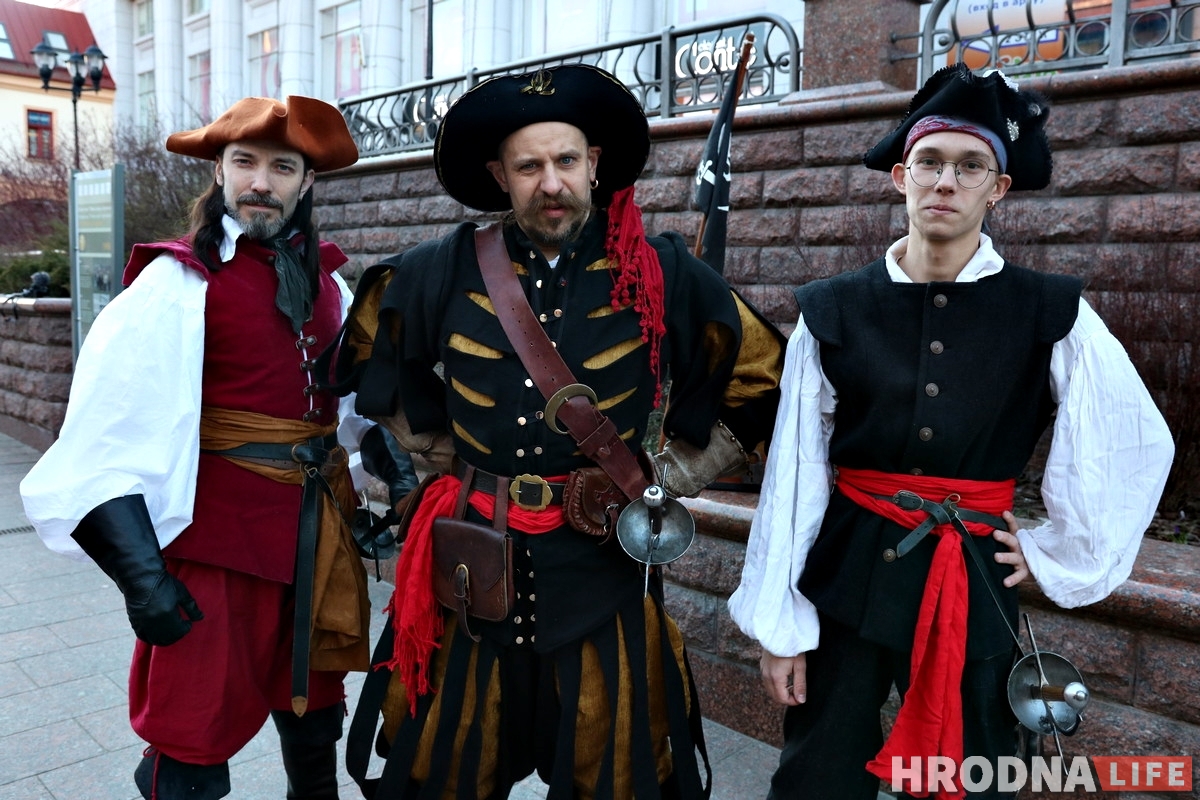 Гродзенец на Савецкай пабіўся на шпагах і паклікаў дзяўчыну замуж (ВІДЭА)