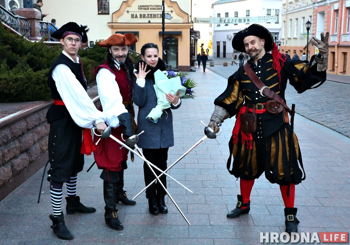 Гродзенец на Савецкай пабіўся на шпагах і паклікаў дзяўчыну замуж (ВІДЭА)