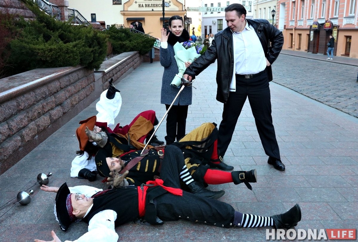 Гродненец на Советской подрался на шпагах и позвал девушку замуж (ВИДЕО)