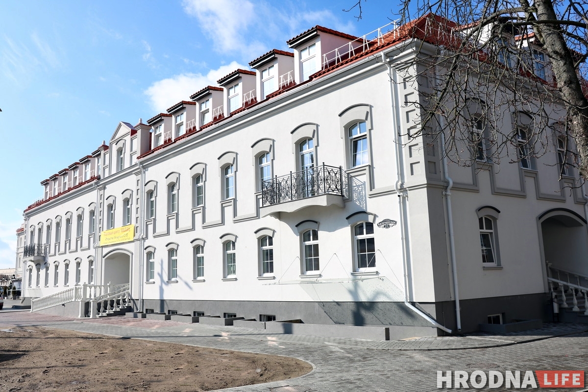 ТЦ "Палац" бизнесмен Семашко построил примерно на месте дома, который снесли в конце 1980-х. Новое здания стилистически приближено к снесенному