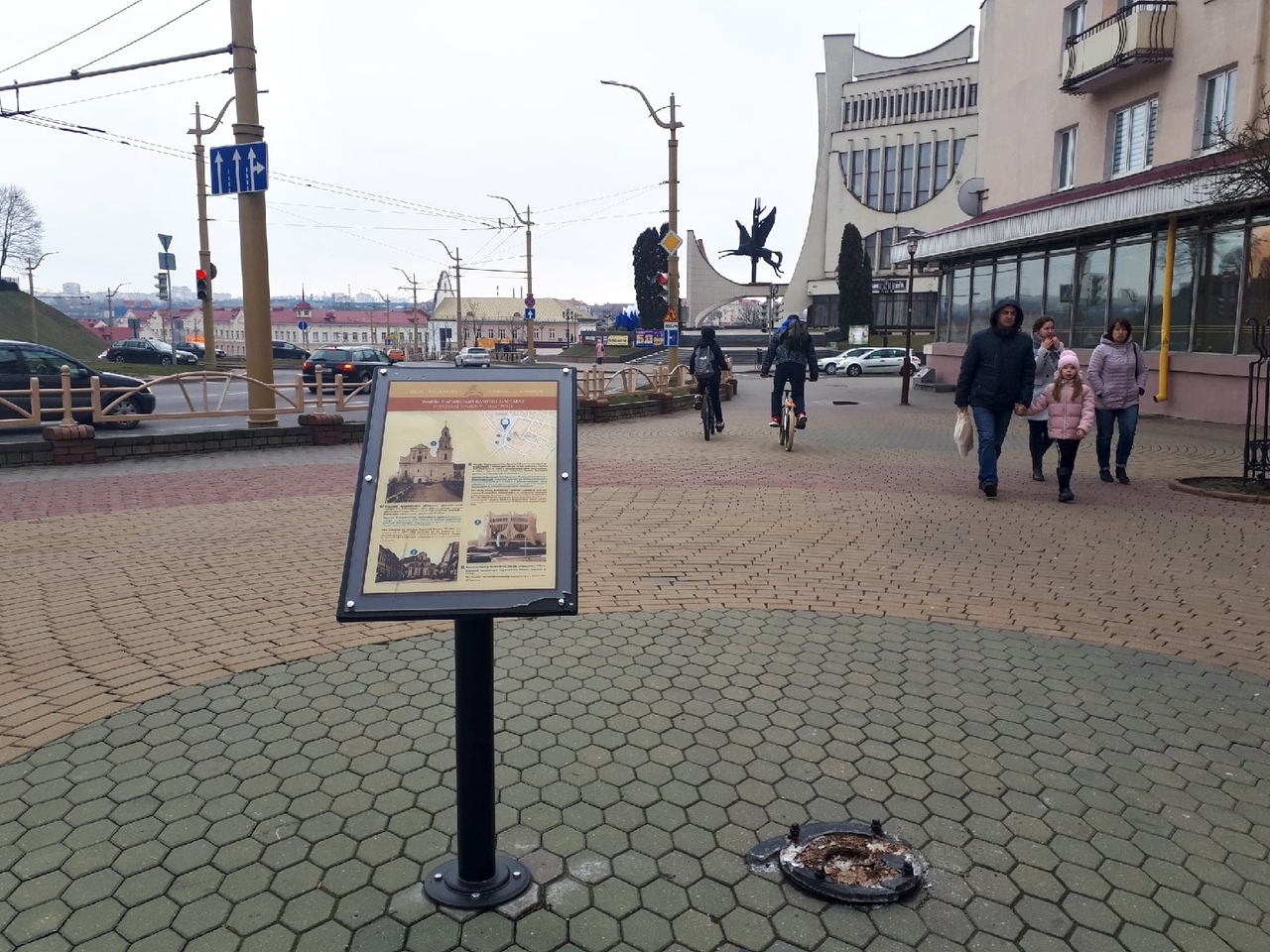 На Мостовой сломали столб с указателями