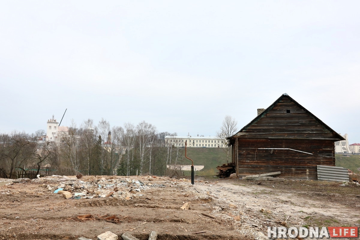 Участок с видом на замки: зачем на Левонабережной спилили старые тополя?