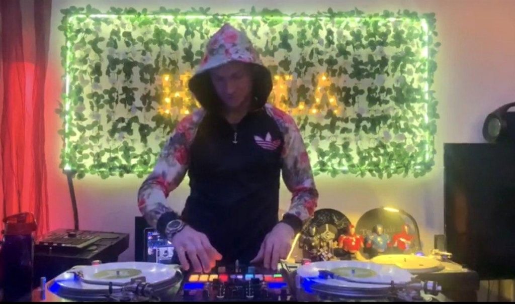 "Кайфую от трэша". Чем занимается гродненский диджей, когда закрыты ночные клубы