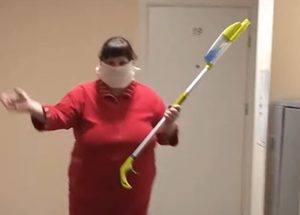 Вирус не пройдет: как на Тавлая жильцы сами обрабатывают подъезд Вирус не пройдет: как на Тавлая жильцы сами обрабатывают подъезд