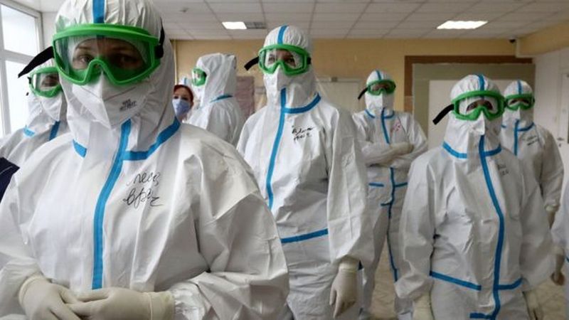 Сovid-19: Как лечат пациентов и защищают врачей в Беларуси и России