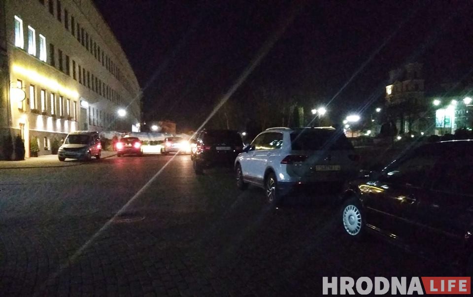 Фотофакт: Мостовую загородили от нарушителей парковки