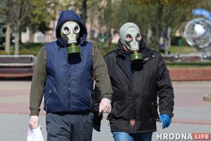 "Хочешь сдохнуть?!" В Гродно активисты расклеили провокационные листовки о коронавирусе коронавирус маски гродно саляник лаврентьев
