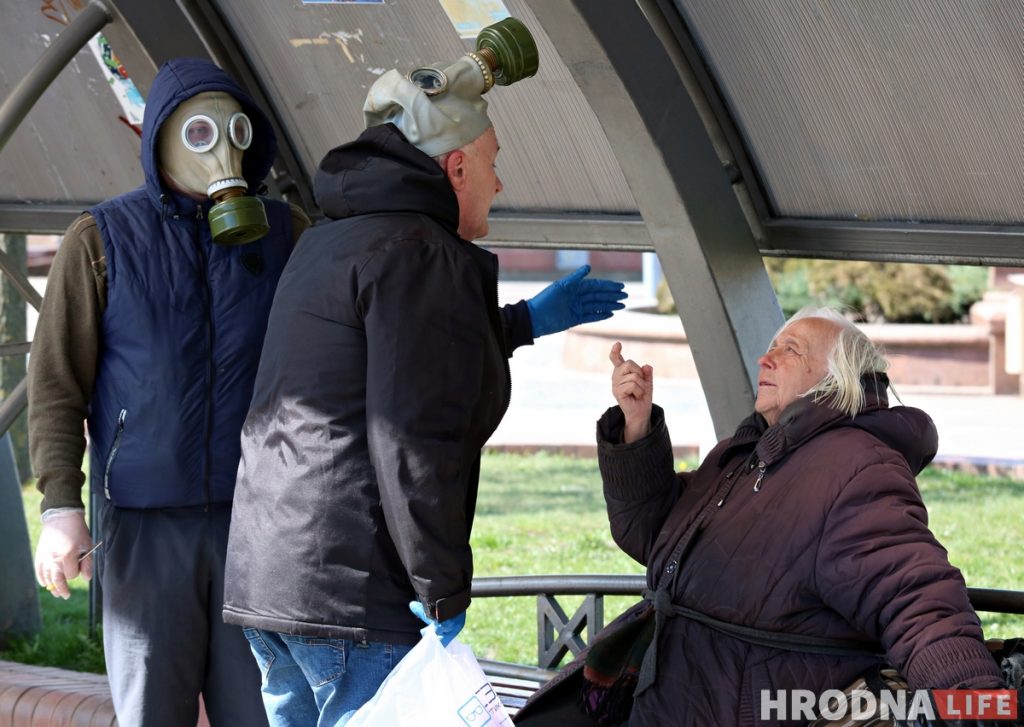 "Хочешь сдохнуть?!" В Гродно активисты расклеили провокационные листовки о коронавирусе