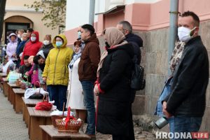 Соблюдали дистанцию и были в масках: как православные в Гродно освящали пасхальную пищу Соблюдали дистанцию и были в масках: как православные в Гродно освящали пасхальную пищу