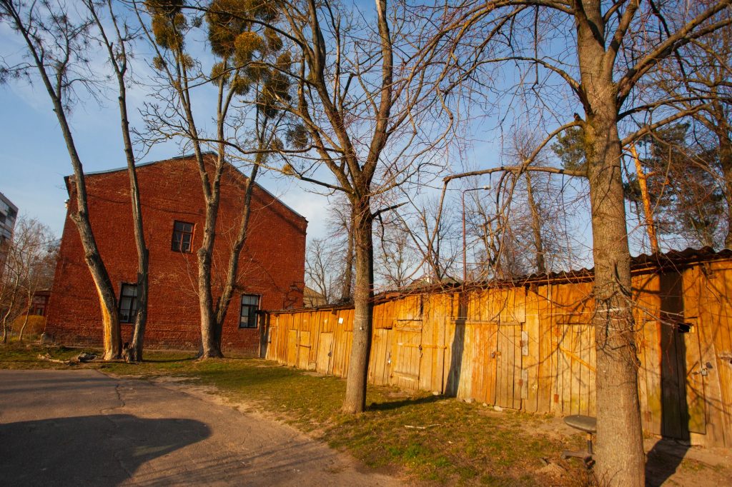 Новый среди исторических. В центре Гродно впихнут еще один дом Вместе со старым сараем под снос попадают также деревья. Фото — Василий Молчанов/«Белсат»