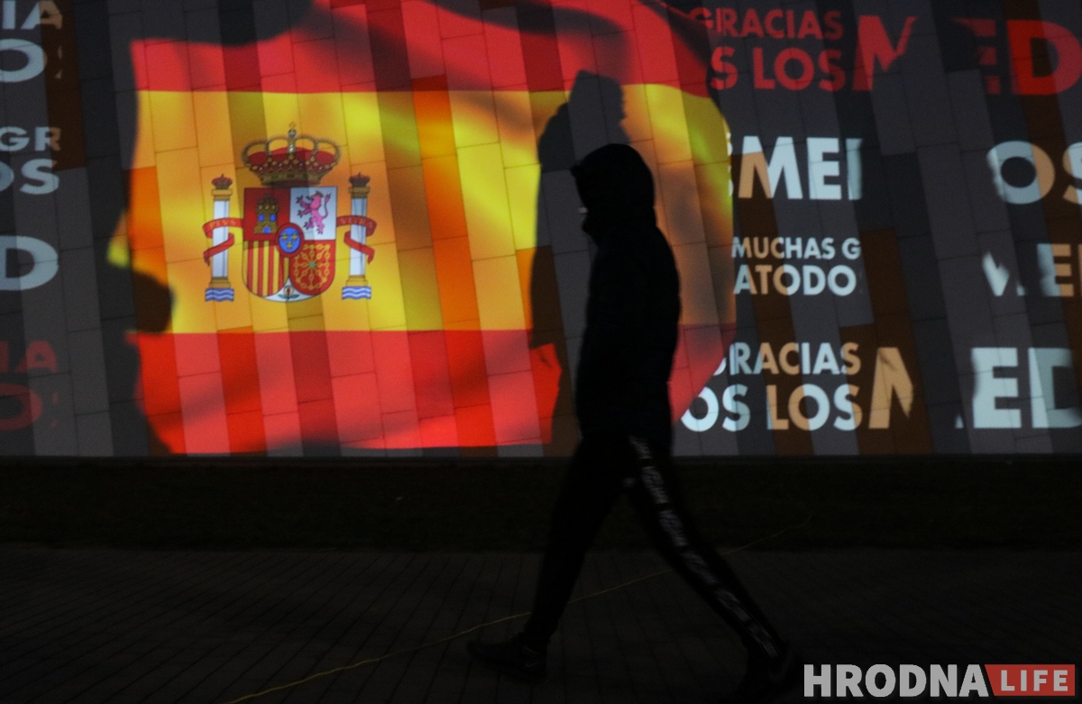 Слова благодарности медикам всего мира появились на фасаде "OldCity"