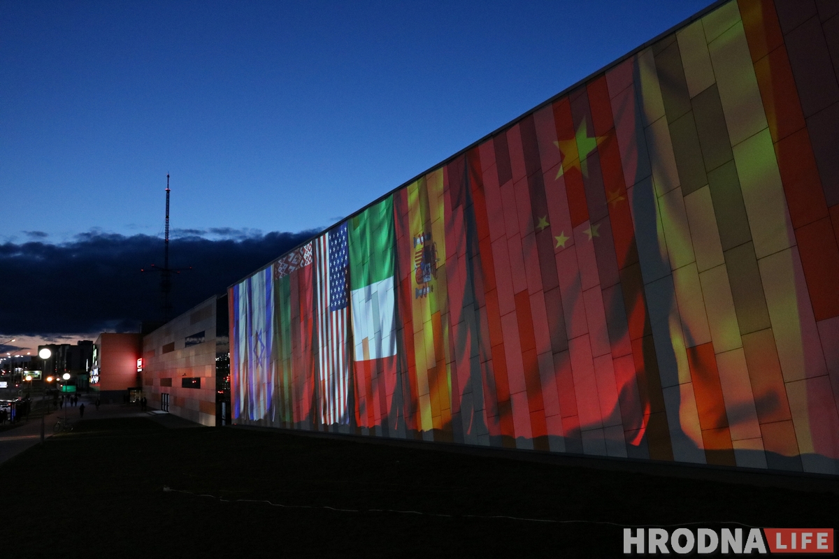 Слова благодарности медикам всего мира появились на фасаде "OldCity"