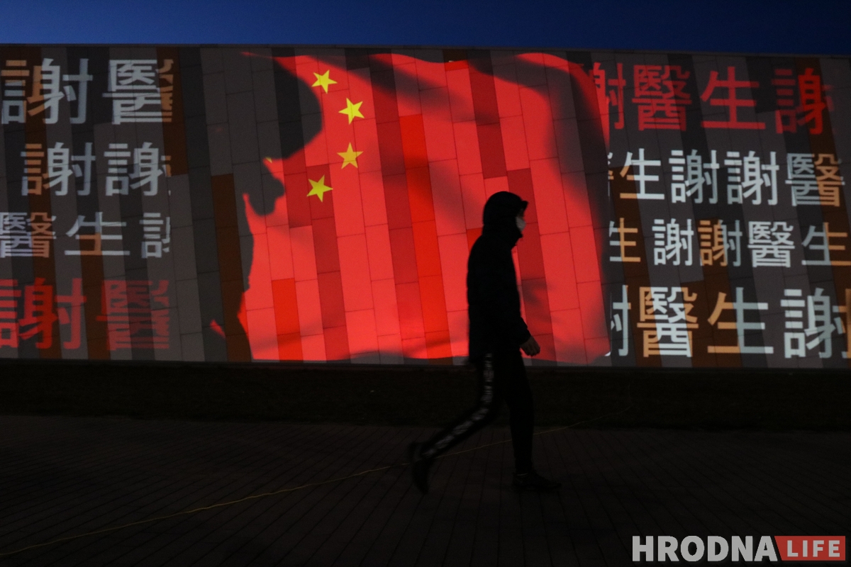 Слова благодарности медикам всего мира появились на фасаде "OldCity"