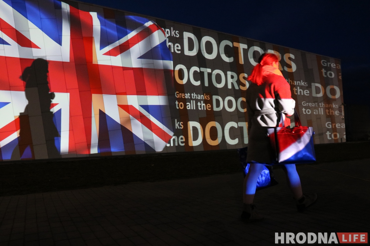 Слова благодарности медикам всего мира появились на фасаде "OldCity"