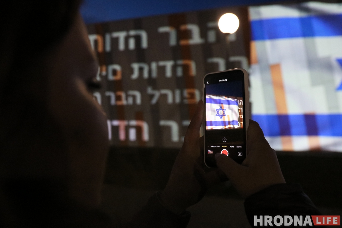 Слова благодарности медикам всего мира появились на фасаде "OldCity"