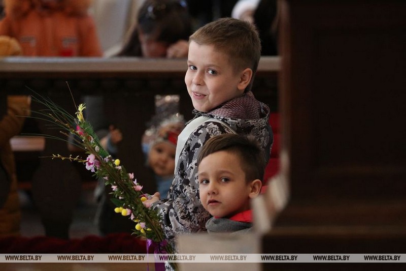 Вербница во время пандемии. Гродненские католики пришли на праздничное богослужение в Фарный костёл Вербница во время пандемии. Гродненские католики пришли на праздничное богослужение в Фарный костёл
