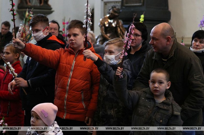 Вербница во время пандемии. Гродненские католики пришли на праздничное богослужение в Фарный костёл Вербница во время пандемии. Гродненские католики пришли на праздничное богослужение в Фарный костёл