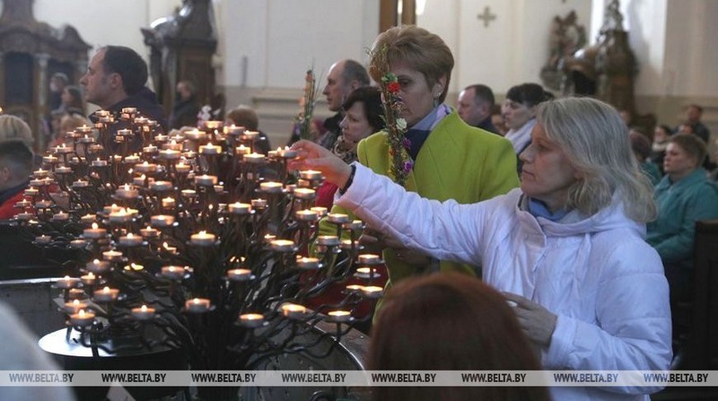 Вербница во время пандемии. Гродненские католики пришли на праздничное богослужение в Фарный костёл Вербница во время пандемии. Гродненские католики пришли на праздничное богослужение в Фарный костёл