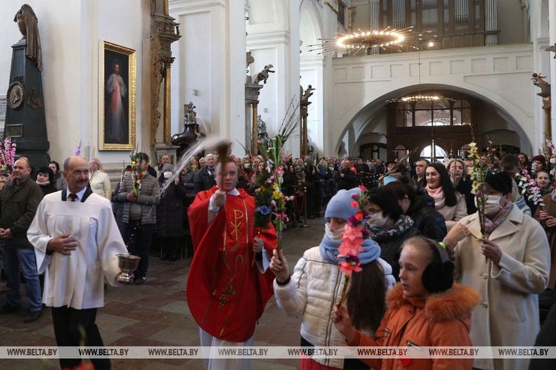 Вербница во время пандемии. Гродненские католики пришли на праздничное богослужение в Фарный костёл Вербница во время пандемии. Гродненские католики пришли на праздничное богослужение в Фарный костёл