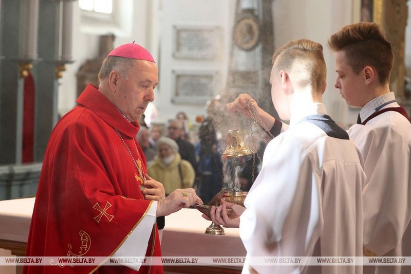 Вербница во время пандемии. Гродненские католики пришли на праздничное богослужение в Фарный костёл Вербница во время пандемии. Гродненские католики пришли на праздничное богослужение в Фарный костёл
